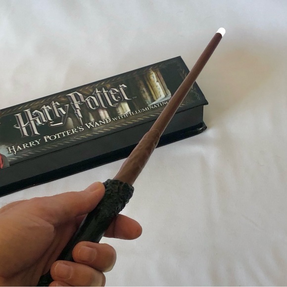 Harry Potter’s Wand That Lights Up 14 Inches long - Picture 12 of 16